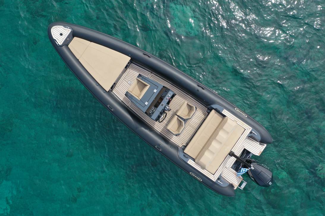 Diverib 780 — bow and seating layout from above