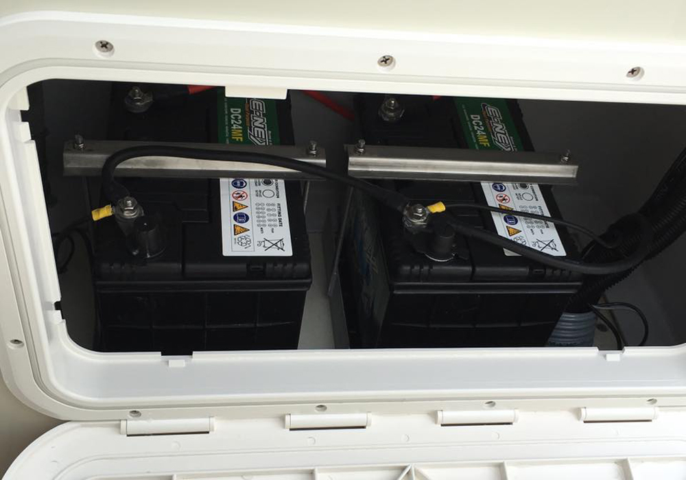 Diverib 499 — console and seating detail
