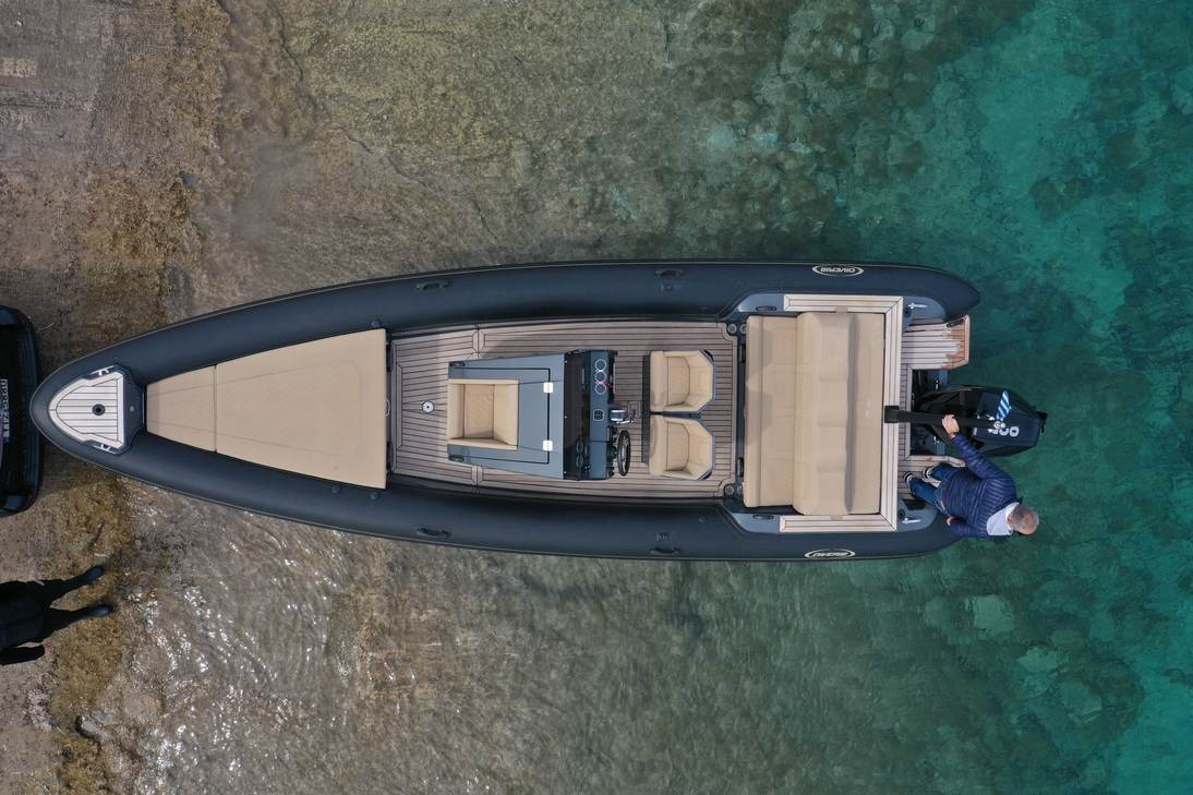 Diverib 780 — stern and deck layout from above